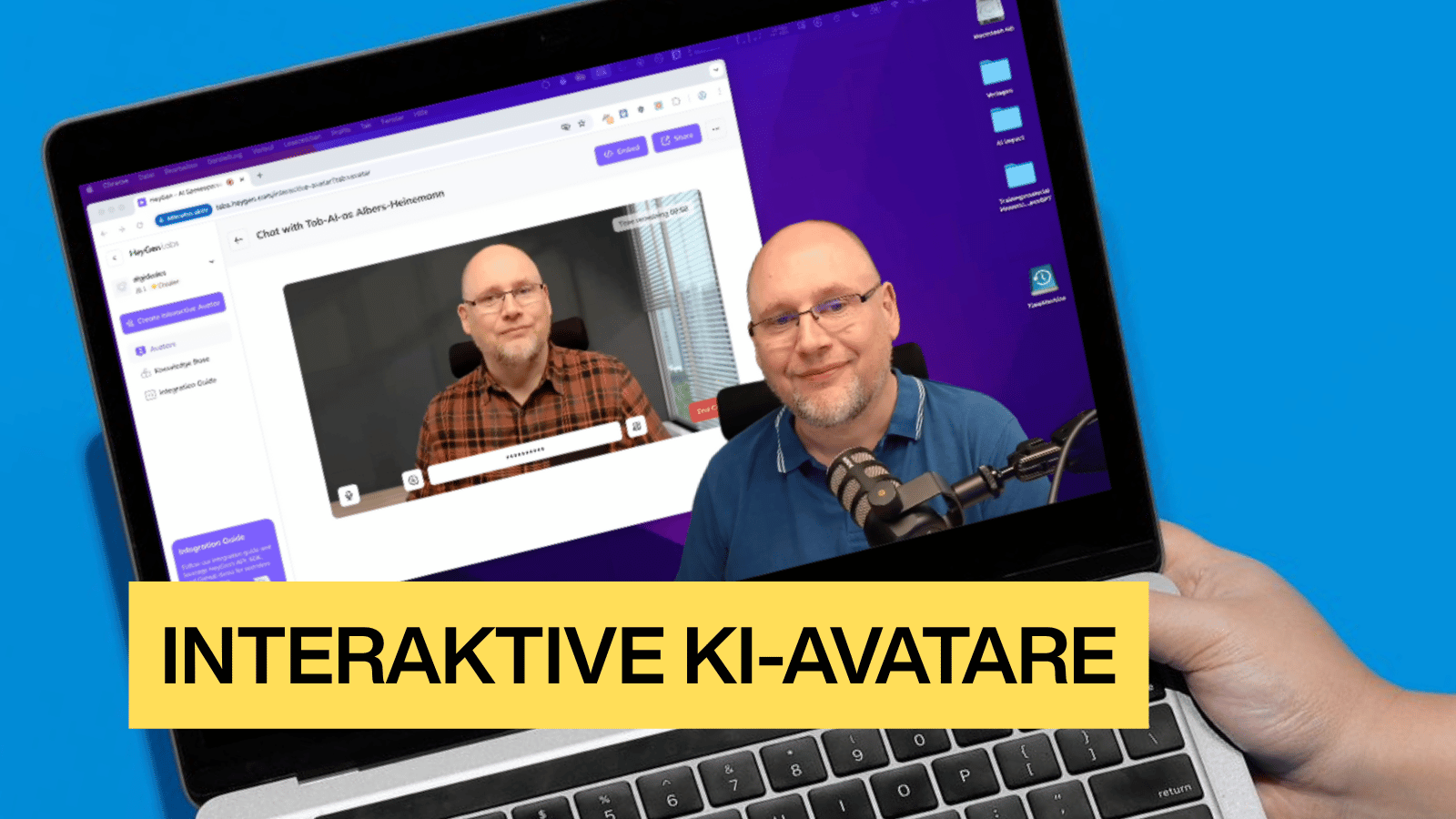 Eine Hand hält ein aufgeklapptes Laptop. Auf dem Bildschirm ist eine Anwendung zur Erstellung interaktiver KI-Avatare geöffnet. Links ist ein Avatar eines Mannes im karierten Hemd zu sehen, der gerade spricht. Rechts daneben erscheint derselbe Mann in einem echten Video mit Mikrofon und blauem Polohemd. Unten im Bild steht in einem gelben Balken in schwarzer Schrift: "INTERAKTIVE KI-AVATARE".