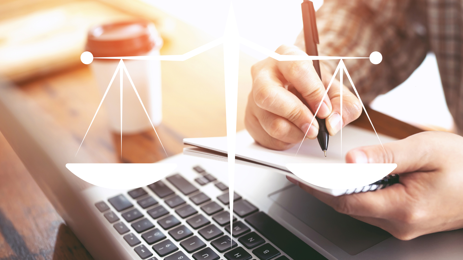 Eine Person schreibt in ein Notizbuch auf einem Laptop, darüber liegt das Symbol einer Waage.