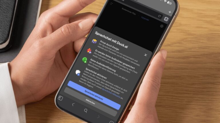 Person hält ein Smartphone mit Dialogfenster zur Aktivierung des Sprachchats mit Duck.ai; Privatsphäre-Hinweise und Button „Sprachchat aktivieren“ sind sichtbar.