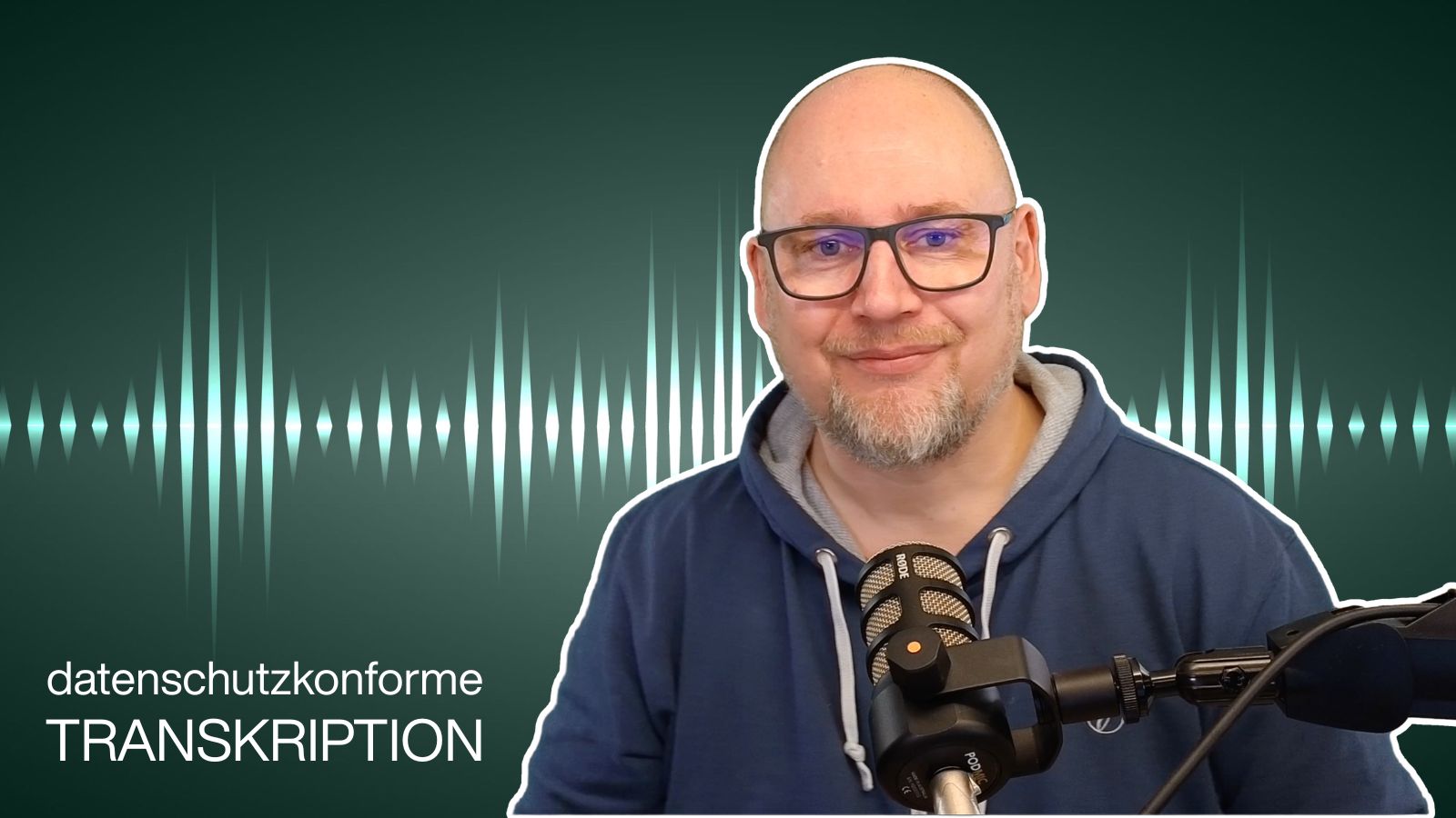 Lächelnder Mann mit Kopfhörer vor einem Mikrofon, im Hintergrund eine Audio-Wellenform; Text: „datenschutzkonforme TRANSKRIPTION“