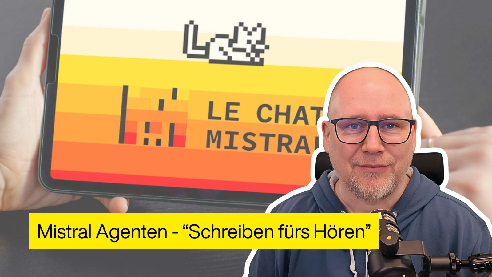 Porträt einer Person mit Mikrofon vor einem Tablet mit dem Logo „Le Chat Mistral“ und dem Titel „Mistral Agenten – Schreiben für Hören“ in gelbem Banner.