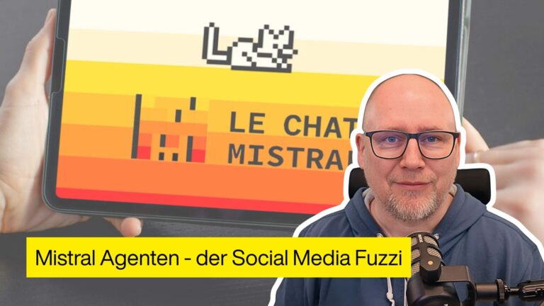 Porträt einer Person mit Mikrofon vor einem Tablet mit dem Logo „Le Chat Mistral“ und dem Titel „Mistral Agenten – der Social Media Fuzzi“ in gelbem Banner.