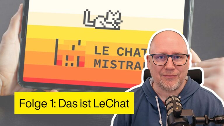 Porträt einer Person mit Mikrofon vor einem Tablet mit dem Logo „Le Chat Mistral“ und dem Titel „Folge 1: Das ist LeChat“ in gelbem Banner.