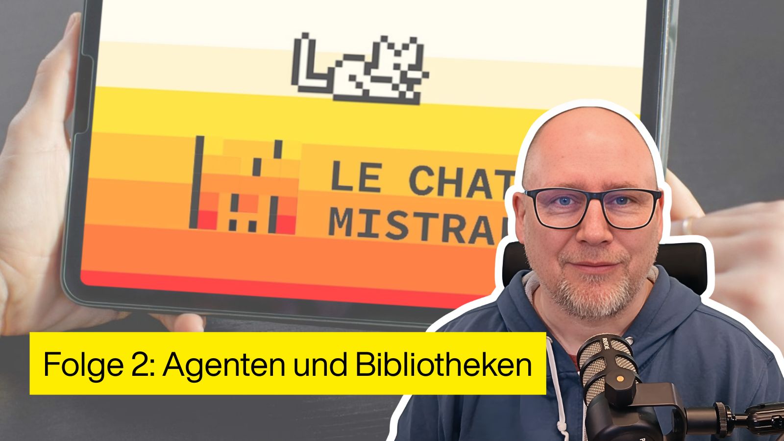 Porträt einer Person mit Mikrofon vor einem Tablet mit dem Logo „Le Chat Mistral“ und dem Titel „Folge 2: Agenten und Bibliotheken“ in gelbem Banner.