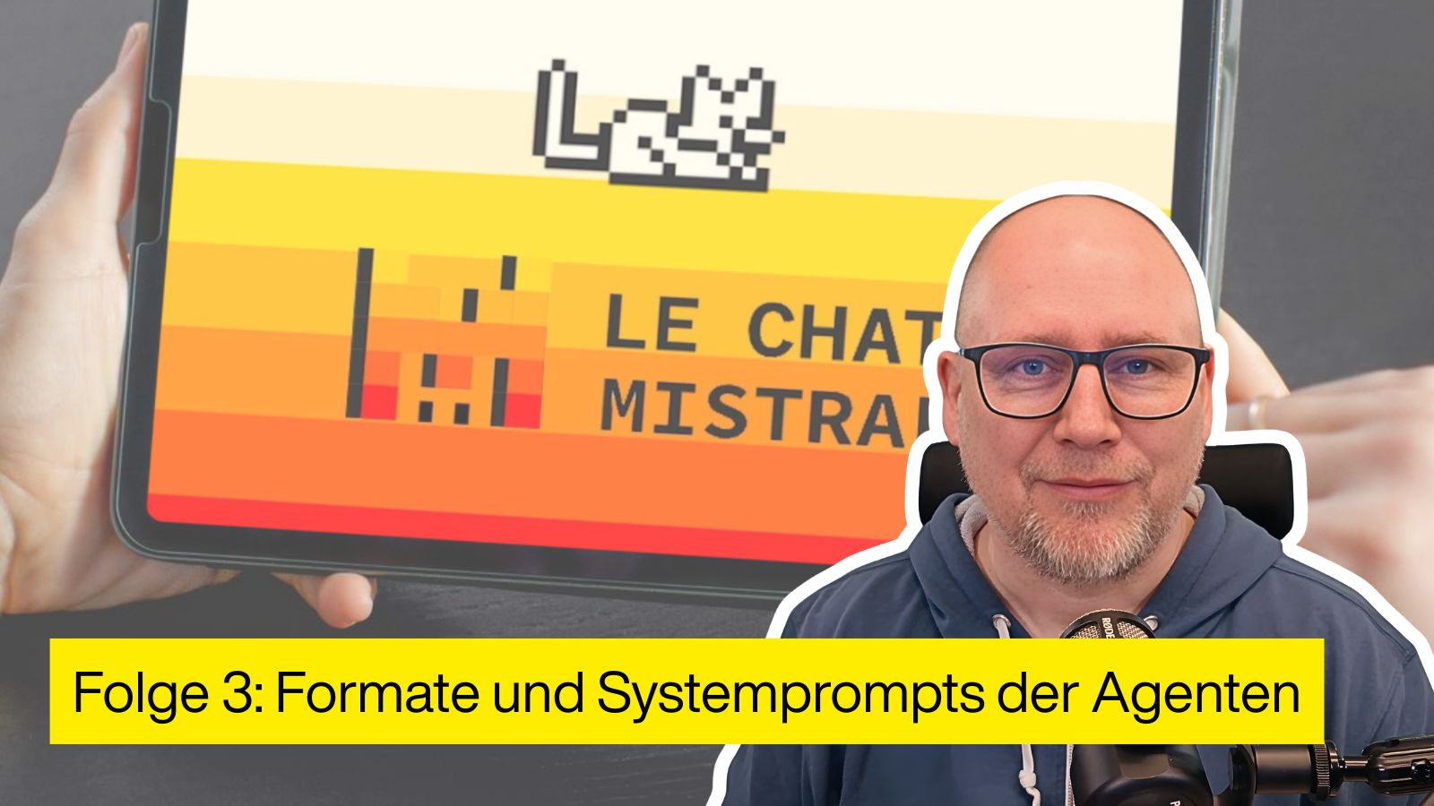 Porträt einer Person mit Mikrofon vor einem Tablet mit dem Logo „Le Chat Mistral“ und dem Titel „Folge 3: Formate und Systemprompts der Agenten“ in gelbem Banner.
