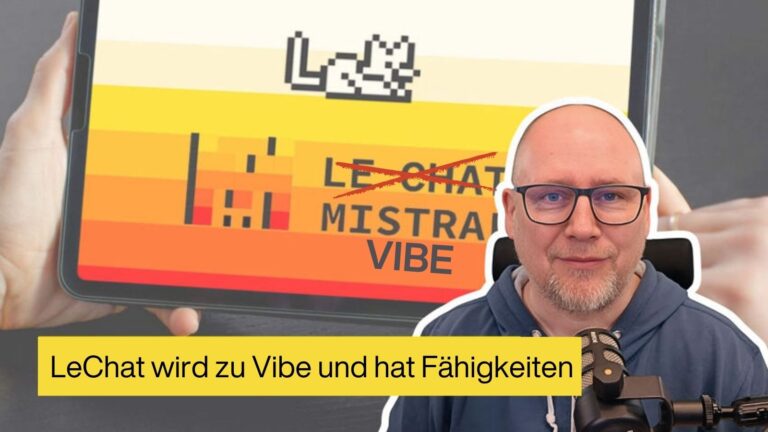 Mann mit Bart und Brille vor einem Monitor, auf dem Mistral steht.