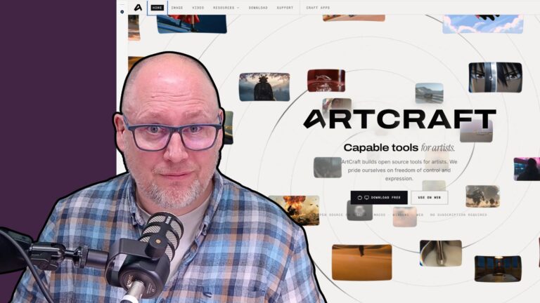 Mann mit Brille sitzt vor einem Mikrofon.